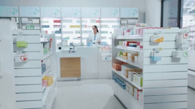 现代药房药店的货架上摆满了装满现代药物，药物，维生素盒，补品的包装。背景专业药剂师在收银台工作。静态