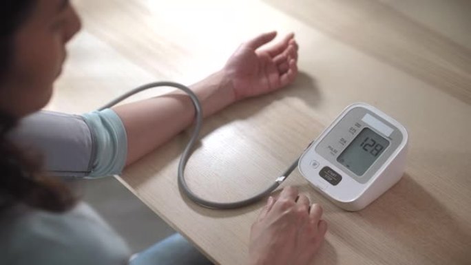 在家测量血压的特写女人