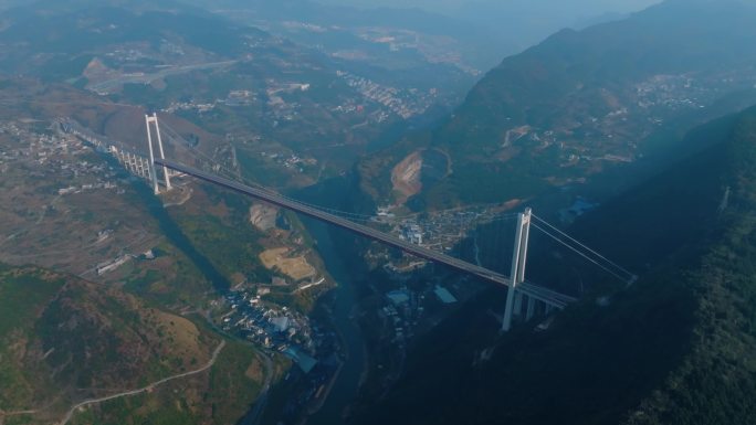 山谷中的特大桥，远景，跨山大桥4K