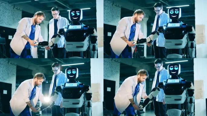 控制论机器人正在接受两位专家的检查
