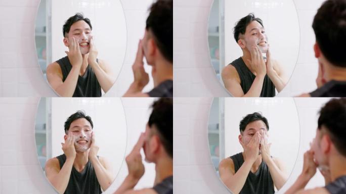 男人用泡沫洗脸