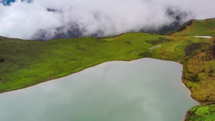 中国四川的九顶山视角心境韵律