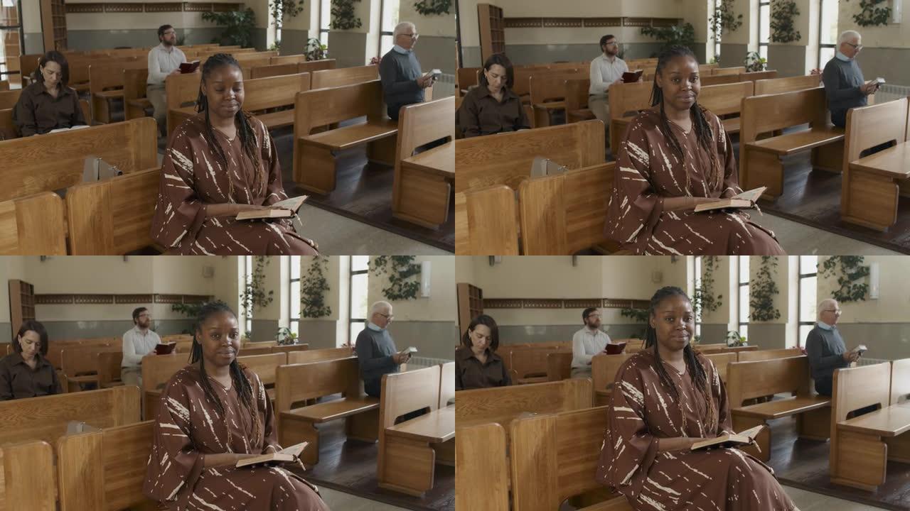 教堂中的年轻黑人妇女