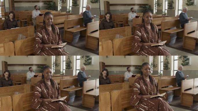 教堂中的年轻黑人妇女