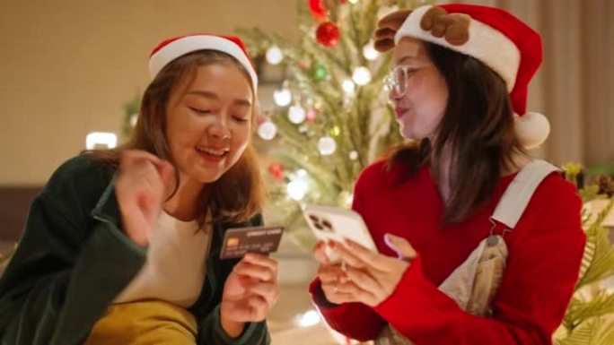 两个女人在网上购物购买圣诞礼物。