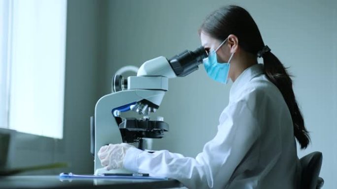 亚洲女科学家使用显微镜