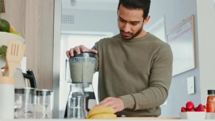 健康的男人，冰沙和纯素食与一个亚洲男人在家里的厨房里准备健康奶昔和水果。搅拌机，营养师食品和排毒饮料