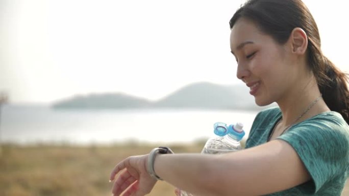 亚洲女性使用智能手机跟踪自己的运动