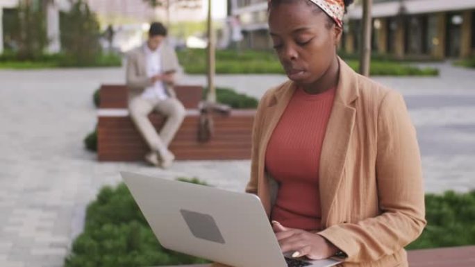 黑人女商人在户外使用笔记本电脑