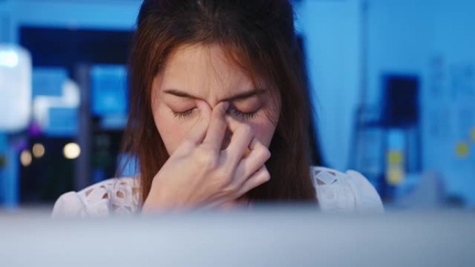 自由职业者亚洲女性使用笔记本电脑在新的普通家庭办公室努力工作。