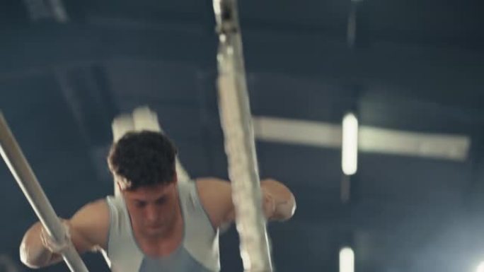 体操运动员和体操杂技运动员专注于核心平衡技术。强壮、肌肉发达和专业表现的体育人训练，用于比赛实践。