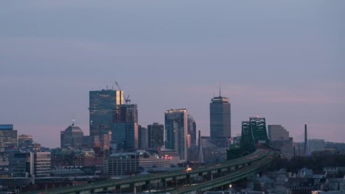 波士顿天际线的时间流逝，在城市景观上的桥梁和快车
