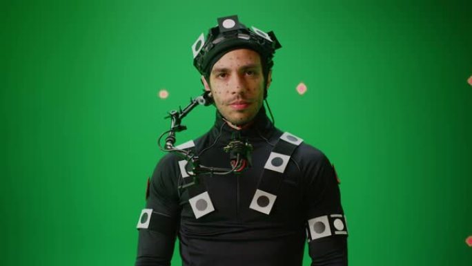 穿着运动字幕服和头部装备与绿屏背景合影的演员肖像。电影制片厂的大预算电影制作集拍摄带色键的大片电影。