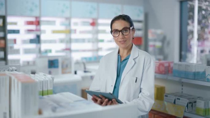 药房药店: 美丽的高加索药剂师使用数字平板电脑，检查库存的药品，药品，维生素，保健品在一个货架上。制