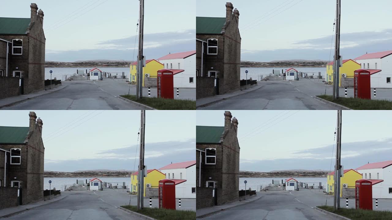 典型的老式红色英国电话亭或电话亭，靠近福克兰群岛 (马尔维纳斯群岛) 斯坦利港的码头。