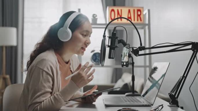 年轻的亚洲成年女性录制音频博客播客