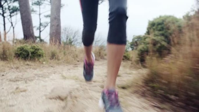 4k视频片段，一名年轻女子享受她的日常跑步