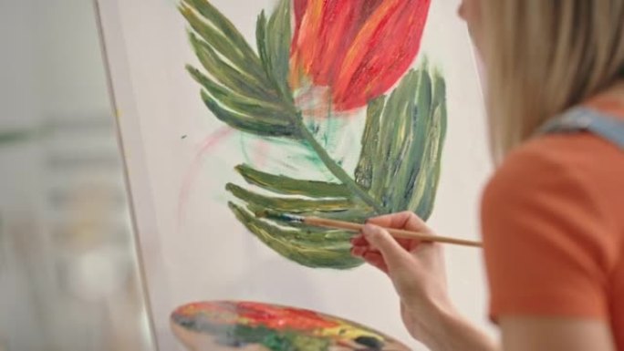 艺术家在家庭工作室的画架上用画笔在画布上绘画画布。创造性的画家和女人使用调色板上的油画或丙烯酸颜料。