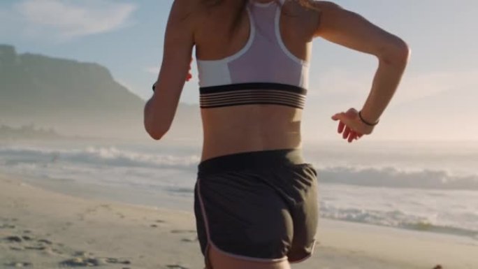 健康，活跃的运动员在海滩上跑步，训练健康的生活方式。慢跑者在夏天做早晨有氧运动和耐力锻炼。沿着山脉和