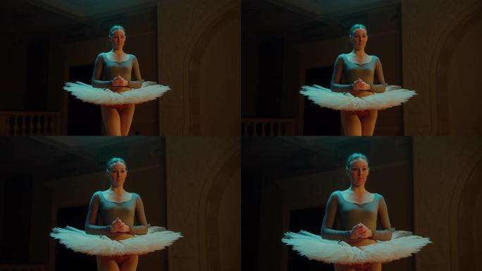 芭蕾舞演员站在剧院舞台上的电影镜头