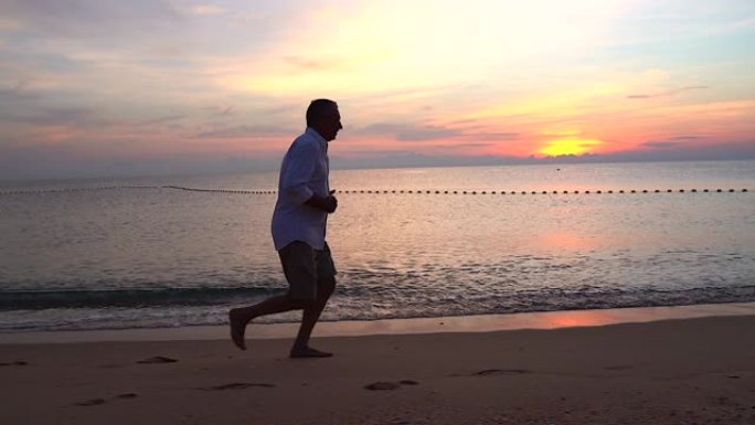 一位老人在黎明时在沙滩上奔跑反映出他的力量即使到了老年，健康也是一个重要问题。