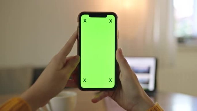 MS无法识别的人在家中拿着色度键绿屏智能手机