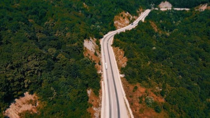 山区蜿蜒的道路。鸟瞰图