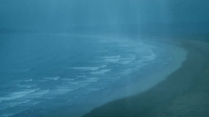 雾蒙蒙的海滩景观上的大雨