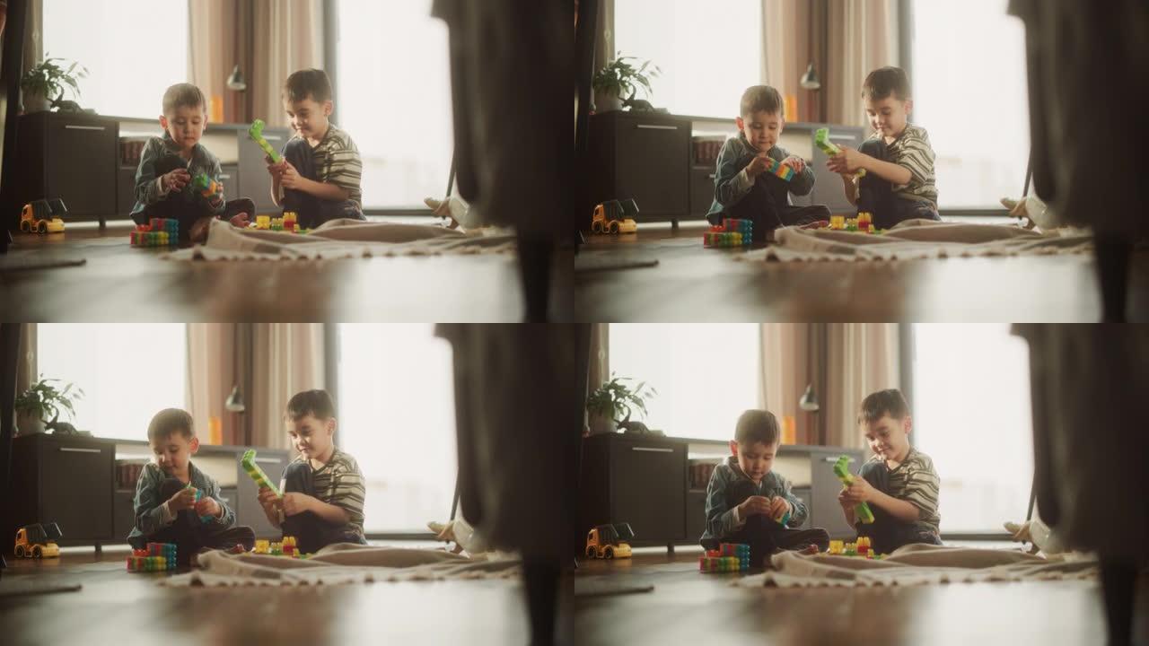 白天，两个亚洲男性孩子在房间里玩五颜六色的积木的肖像。老大哥帮助弟弟建造玩具屋。童年和纯真的概念
