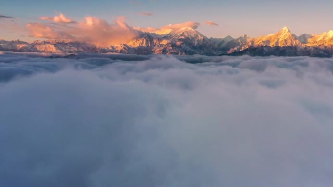 日出时的雪山云瀑是世界上最迷人的风景