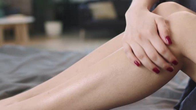 女人在腿上涂抹润肤露