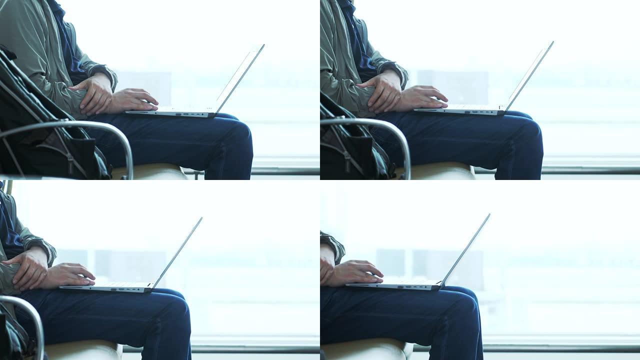 在机场使用笔记本电脑的商人
