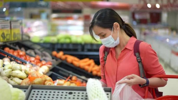 亚洲女子戴防护口罩在超市购物