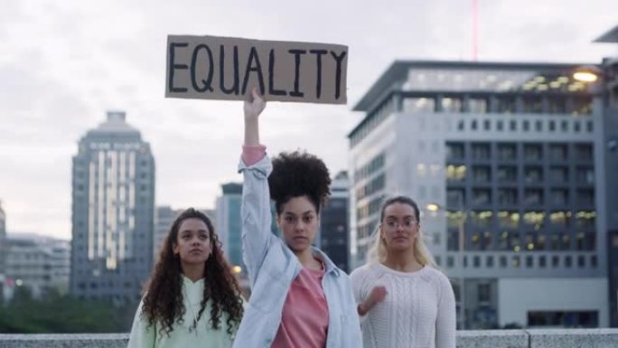 三名年轻女子在城市外抗议的照片