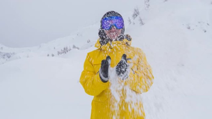 滑雪者热爱冬季玩雪素材打雪仗看着镜头微笑