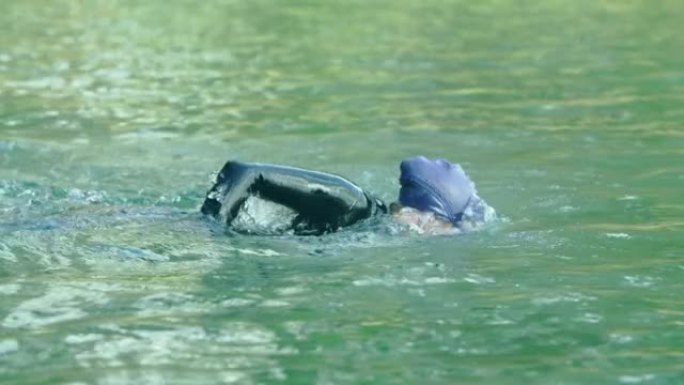 女人在湖里游泳极限冲浪水上运动员海上运动