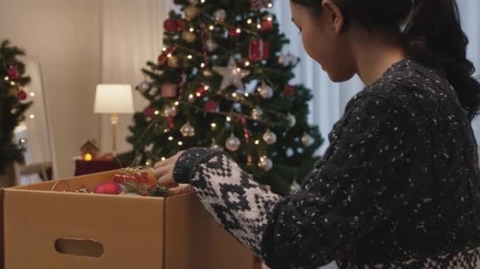 圣诞节的节日快到了，在家里的沙发上准备装饰开箱玩具球。