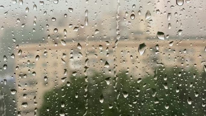 大雨。在大风雷雨中，雨滴从窗玻璃上滚下来。特写镜头，4K