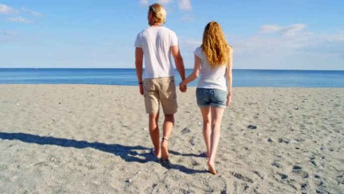 一对夫妇在海滩上共度时光的4k视频片段