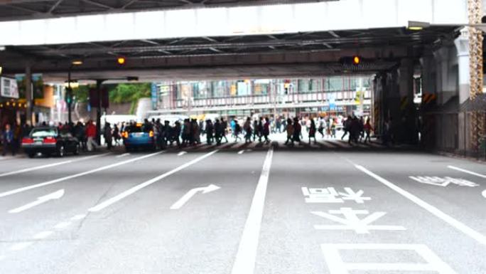 在日本东京上野的斑马十字路口，人群步行