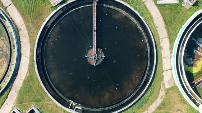 污水处理厂大型水库的俯视图