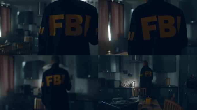 一名身穿制服的联邦调查局探员拿着手电筒检查一间黑暗公寓的厨房