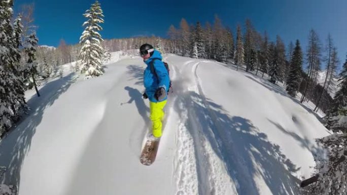 自拍照: 在朱利安·阿尔卑斯山 (Julian Alps) 活跃度假的滑雪者将新鲜的粉末雪切碎。