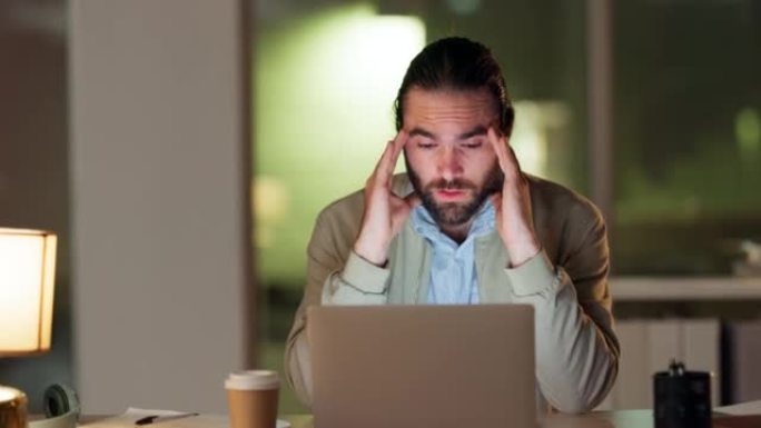 沮丧的商人在现代办公室工作到很晚时头疼。压力很大的男性感到工作量带来的压力，无法按时完成任务。工作场