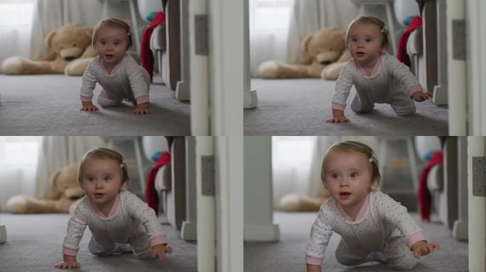白人婴儿在家里的地板上爬行的特写