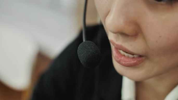 带有耳机的客户支持代理或呼叫中心通过电话与客户通话
