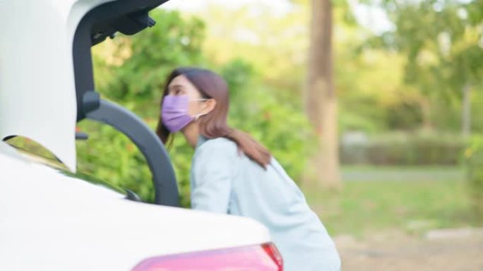 女人把包放在行李箱里