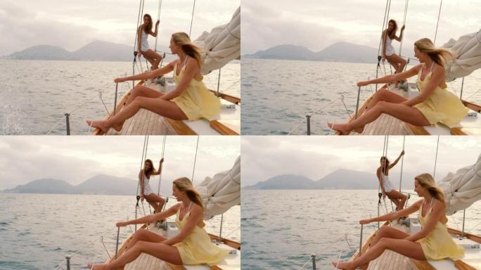 两个快乐的朋友一起在阴天在意大利游弋的游艇上度假。阴天，两名快乐的年轻女子在游艇上航行时微笑着。快乐