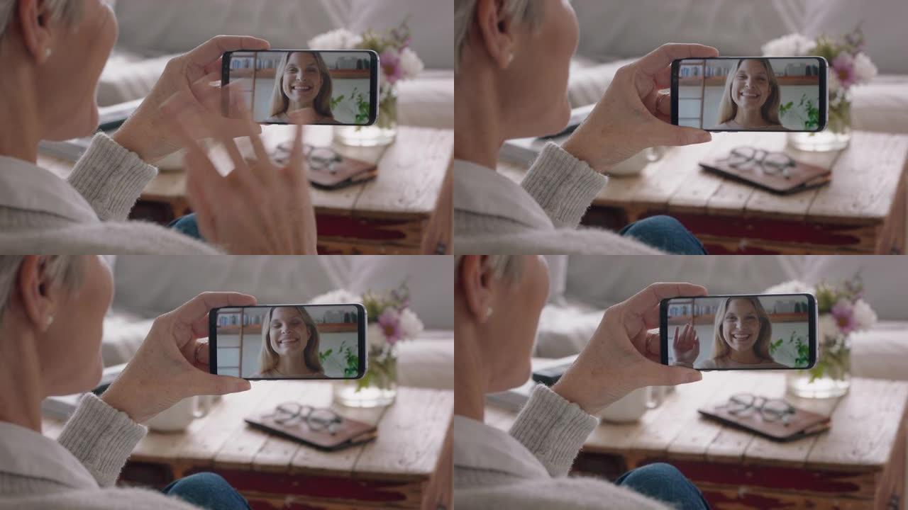 成熟的女人使用智能手机在手机屏幕上与女儿聊天视频聊天微笑享受与家人分享生活方式4k
