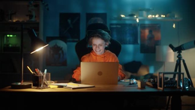 聪明的小男孩在家里黑暗舒适的房间里使用笔记本电脑。快乐少年在线浏览教育研究，与朋友聊天，学习学校作业
